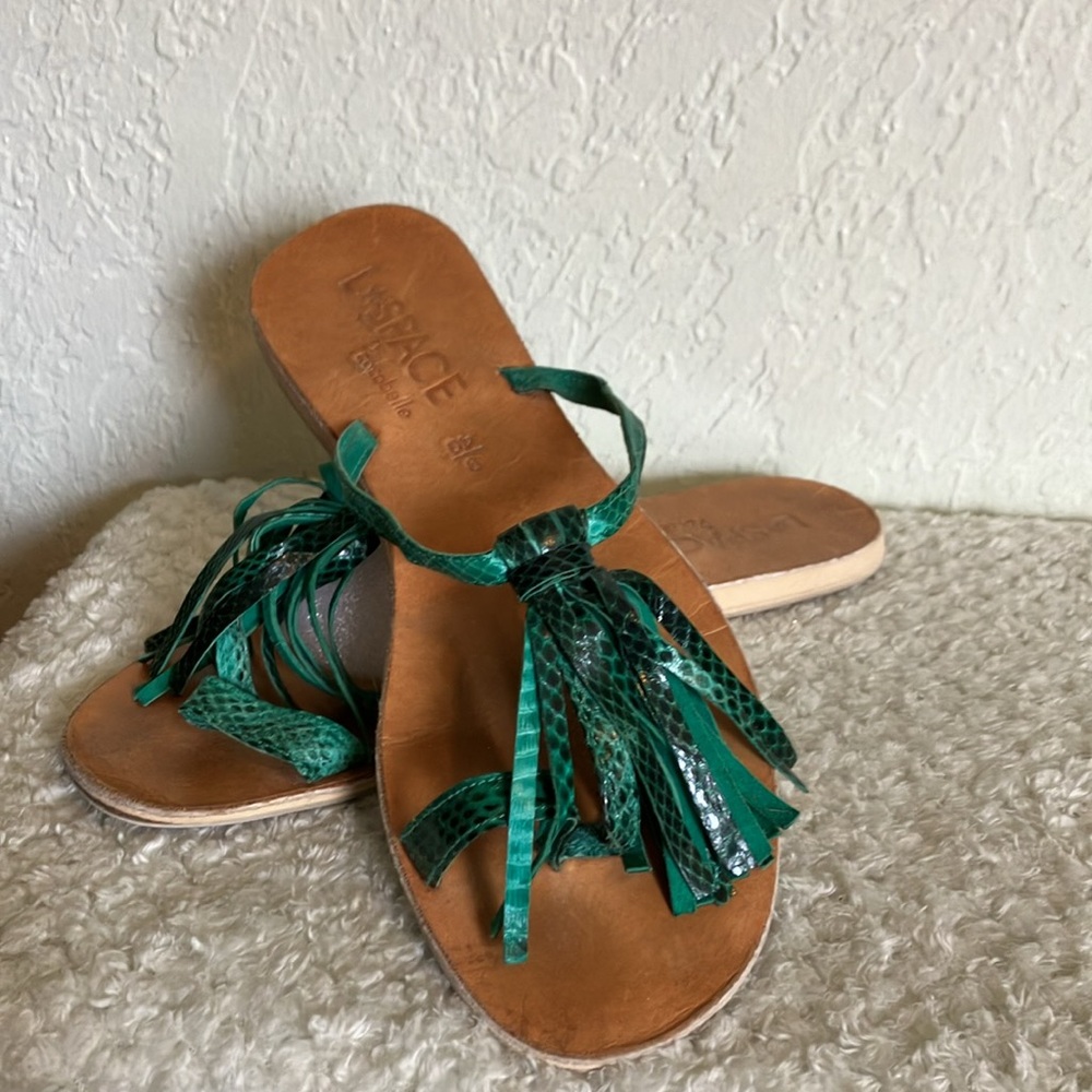 L*SPACE by Cocobelle Green Fringe Tropical Look Flip Flop with Toe Ring size 9